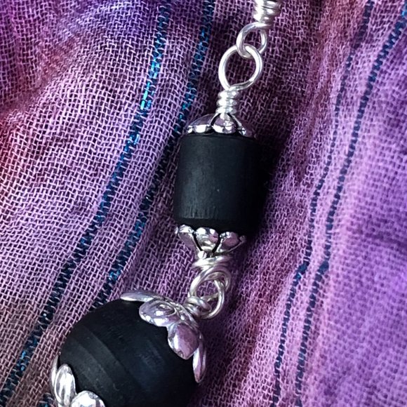 32  3/4" black Tulasi with silver lotus beads and purple pearls - Picture 8 of 11